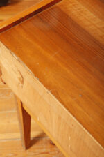 Masywny prostokątny orzechowy z klonowymi wstawkami stolik pomocnik/stolik RTV/stolik pod radio/szafka w połysku z dodatkową półką pod górnym blatem, Bilea, Rumunia, lata 60. - obrazek 27