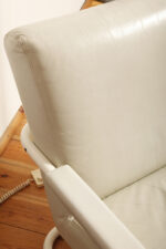 Masywny niski fotel wypoczynkowy w stylu Bauhaus na metalowej rurowej ramie obity białą/ecru skórą naturalną, projekt Jan des Bouvrie dla Gelderland, Model 4751, Holandia, lata 80. - obrazek 27