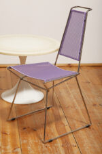 Komplet czterech krzeseł stołowych z siedziskami i oparciami z blachy perforowanej w czterech różnych kolorach osadzonymi na metalowych chromowanych rurkach, Rolf Rahmlow, Niemcy, lata 80. - obrazek 84