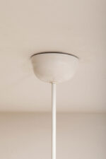 Lampa wisząca/sufitowa ze szklanym kloszem w kształcie mlecznobiałej kuli (30 cm średnicy) wiszącym na sztywnej metalowej białej rurce, Polska lata 70/80/90. - obrazek 29