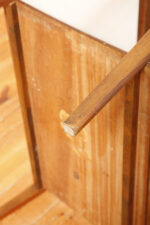 Nieduży prostokątny orzechowy stolik pod radio/stolik pomocnik z otwartą dodatkową półką i niedużą szufladą pod górnym blatem, Polska, lata 60. - obrazek 28