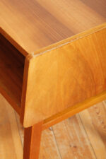 Masywny prostokątny orzechowy z klonowymi wstawkami stolik pomocnik/stolik RTV/stolik pod radio/szafka w połysku z dodatkową półką pod górnym blatem, Bilea, Rumunia, lata 60. - obrazek 28