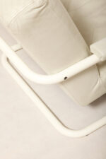 Masywny niski fotel wypoczynkowy w stylu Bauhaus na metalowej rurowej ramie obity białą/ecru skórą naturalną, projekt Jan des Bouvrie dla Gelderland, Model 4751, Holandia, lata 80. - obrazek 28