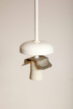 Lampa wisząca/sufitowa ze szklanym kloszem w kształcie mlecznobiałej kuli (30 cm średnicy) wiszącym na sztywnej metalowej białej rurce, Polska lata 70/80/90. - obrazek 30