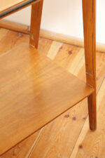 Nieduży prostokątny orzechowy stolik pod radio/stolik pomocnik z otwartą dodatkową półką i niedużą szufladą pod górnym blatem, Polska, lata 60. - obrazek 29