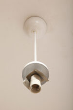 Lampa wisząca/sufitowa ze szklanym kloszem w kształcie mlecznobiałej kuli (30 cm średnicy) wiszącym na sztywnej metalowej białej rurce, Polska lata 70/80/90. - obrazek 31