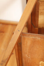 Nieduży prostokątny orzechowy stolik pod radio/stolik pomocnik z otwartą dodatkową półką i niedużą szufladą pod górnym blatem, Polska, lata 60. - obrazek 30