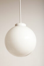 Lampa wisząca/sufitowa ze szklanym kloszem w kształcie mlecznobiałej kuli (30 cm średnicy) wiszącym na sztywnej metalowej białej rurce, Polska lata 70/80/90. - obrazek 3