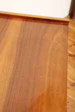 Masywny prostokątny orzechowy z klonowymi wstawkami stolik pomocnik/stolik RTV/stolik pod radio/szafka w połysku z dodatkową półką pod górnym blatem, Bilea, Rumunia, lata 60. - obrazek 3