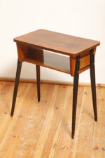 Nieduży zgrabny modernistyczny orzechowy stolik pod radio z otwartą półką i lakierowanymi na czarno nogami, Typ 600-203, Przedsiębiorstwo Obróbki Drewna w Koronowie. Polska, 1970 rok - obrazek 3