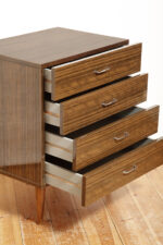 Nieduża ciemna mahoniowa komoda w połysku z czterema szufladami z metalowymi uchwytami, Warszawskie Fabryki Mebli, ul.Kawęczyńska 36, Polska, lata 70. - obrazek 4