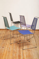 Komplet czterech krzeseł stołowych z siedziskami i oparciami z blachy perforowanej w czterech różnych kolorach osadzonymi na metalowych chromowanych rurkach, Rolf Rahmlow, Niemcy, lata 80. - obrazek 7