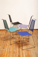 Komplet czterech krzeseł stołowych z siedziskami i oparciami z blachy perforowanej w czterech różnych kolorach osadzonymi na metalowych chromowanych rurkach, Rolf Rahmlow, Niemcy, lata 80. - obrazek 35