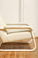 Masywny niski fotel wypoczynkowy w stylu Bauhaus na metalowej rurowej ramie obity białą/ecru skórą naturalną, projekt Jan des Bouvrie dla Gelderland, Model 4751, Holandia, lata 80. - obrazek 31