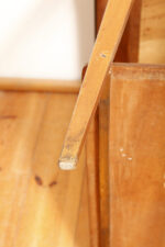 Nieduży prostokątny orzechowy stolik pod radio/stolik pomocnik z otwartą dodatkową półką i niedużą szufladą pod górnym blatem, Polska, lata 60. - obrazek 32