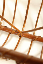 Drewniany lakierowany lekki ażurowy pleciony gazetnik /pojemnik lub stojak na gazety w stylu Mid Century Modern z jedną komorą użytkową , lata 70. - obrazek 32