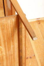 Nieduży prostokątny orzechowy stolik pod radio/stolik pomocnik z otwartą dodatkową półką i niedużą szufladą pod górnym blatem, Polska, lata 60. - obrazek 33