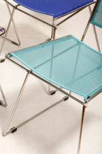 Komplet czterech krzeseł stołowych z siedziskami i oparciami z blachy perforowanej w czterech różnych kolorach osadzonymi na metalowych chromowanych rurkach, Rolf Rahmlow, Niemcy, lata 80. - obrazek 81