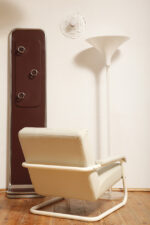 Wolnostojący podłogowy wieszak/garderoba na ubrania złożony z prostokątnego panelu otoczonego metalową chromowaną rurą obitego brązowym skajem z trzema masywnymi okrągłymi zawieszkami z tworzywa, Space Age, Włochy, lata 60/70 - obrazek 18