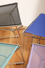 Komplet czterech krzeseł stołowych z siedziskami i oparciami z blachy perforowanej w czterech różnych kolorach osadzonymi na metalowych chromowanych rurkach, Rolf Rahmlow, Niemcy, lata 80. - obrazek 80