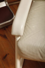 Masywny niski fotel wypoczynkowy w stylu Bauhaus na metalowej rurowej ramie obity białą/ecru skórą naturalną, projekt Jan des Bouvrie dla Gelderland, Model 4751, Holandia, lata 80. - obrazek 35