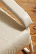 Masywny niski fotel wypoczynkowy w stylu Bauhaus na metalowej rurowej ramie obity białą/ecru skórą naturalną, projekt Jan des Bouvrie dla Gelderland, Model 4751, Holandia, lata 80. - obrazek 36