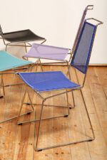 Komplet czterech krzeseł stołowych z siedziskami i oparciami z blachy perforowanej w czterech różnych kolorach osadzonymi na metalowych chromowanych rurkach, Rolf Rahmlow, Niemcy, lata 80. - obrazek 78