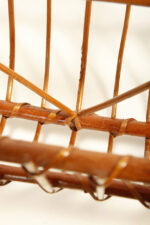 Drewniany lakierowany lekki ażurowy pleciony gazetnik /pojemnik lub stojak na gazety w stylu Mid Century Modern z jedną komorą użytkową , lata 70. - obrazek 38