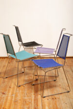 Komplet czterech krzeseł stołowych z siedziskami i oparciami z blachy perforowanej w czterech różnych kolorach osadzonymi na metalowych chromowanych rurkach, Rolf Rahmlow, Niemcy, lata 80. - obrazek 77