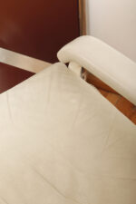 Masywny niski fotel wypoczynkowy w stylu Bauhaus na metalowej rurowej ramie obity białą/ecru skórą naturalną, projekt Jan des Bouvrie dla Gelderland, Model 4751, Holandia, lata 80. - obrazek 39