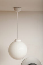 Lampa wisząca/sufitowa ze szklanym kloszem w kształcie mlecznobiałej kuli (30 cm średnicy) wiszącym na sztywnej metalowej białej rurce, Polska lata 70/80/90. - obrazek 23