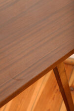 Mahoniowa prostokątna ciemna ława/stolik kawowy/stolik okolicznościowy lakierowany w połysku z kwadratowymi drewnianymi zwężającymi się do dołu nogami, Polska, lata 70. - obrazek 5