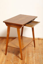 Nieduży prostokątny orzechowy stolik pod radio/stolik pomocnik z otwartą dodatkową półką i niedużą szufladą pod górnym blatem, Polska, lata 60. - obrazek 4
