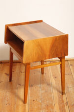 Masywny prostokątny orzechowy z klonowymi wstawkami stolik pomocnik/stolik RTV/stolik pod radio/szafka w połysku z dodatkową półką pod górnym blatem, Bilea, Rumunia, lata 60. - obrazek 4