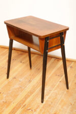 Nieduży zgrabny modernistyczny orzechowy stolik pod radio z otwartą półką i lakierowanymi na czarno nogami, Typ 600-203, Przedsiębiorstwo Obróbki Drewna w Koronowie. Polska, 1970 rok - obrazek 4