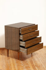 Nieduża ciemna mahoniowa komoda w połysku z czterema szufladami z metalowymi uchwytami, Warszawskie Fabryki Mebli, ul.Kawęczyńska 36, Polska, lata 70. - obrazek 2