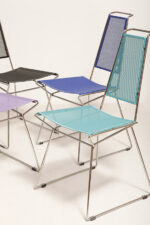 Komplet czterech krzeseł stołowych z siedziskami i oparciami z blachy perforowanej w czterech różnych kolorach osadzonymi na metalowych chromowanych rurkach, Rolf Rahmlow, Niemcy, lata 80. - obrazek 9