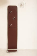 Wolnostojący podłogowy wieszak/garderoba na ubrania złożony z prostokątnego panelu otoczonego metalową chromowaną rurą obitego brązowym skajem z trzema masywnymi okrągłymi zawieszkami z tworzywa, Space Age, Włochy, lata 60/70 - obrazek 4