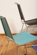 Komplet czterech krzeseł stołowych z siedziskami i oparciami z blachy perforowanej w czterech różnych kolorach osadzonymi na metalowych chromowanych rurkach, Rolf Rahmlow, Niemcy, lata 80. - obrazek 75