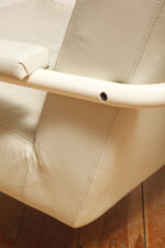 Masywny niski fotel wypoczynkowy w stylu Bauhaus na metalowej rurowej ramie obity białą/ecru skórą naturalną, projekt Jan des Bouvrie dla Gelderland, Model 4751, Holandia, lata 80. - obrazek 42