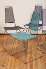 Komplet czterech krzeseł stołowych z siedziskami i oparciami z blachy perforowanej w czterech różnych kolorach osadzonymi na metalowych chromowanych rurkach, Rolf Rahmlow, Niemcy, lata 80. - obrazek 73