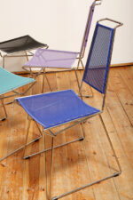 Komplet czterech krzeseł stołowych z siedziskami i oparciami z blachy perforowanej w czterech różnych kolorach osadzonymi na metalowych chromowanych rurkach, Rolf Rahmlow, Niemcy, lata 80. - obrazek 72