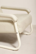 Masywny niski fotel wypoczynkowy w stylu Bauhaus na metalowej rurowej ramie obity białą/ecru skórą naturalną, projekt Jan des Bouvrie dla Gelderland, Model 4751, Holandia, lata 80. - obrazek 44