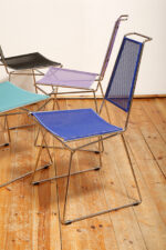 Komplet czterech krzeseł stołowych z siedziskami i oparciami z blachy perforowanej w czterech różnych kolorach osadzonymi na metalowych chromowanych rurkach, Rolf Rahmlow, Niemcy, lata 80. - obrazek 70