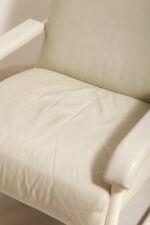 Masywny niski fotel wypoczynkowy w stylu Bauhaus na metalowej rurowej ramie obity białą/ecru skórą naturalną, projekt Jan des Bouvrie dla Gelderland, Model 4751, Holandia, lata 80. - obrazek 46