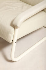 Masywny niski fotel wypoczynkowy w stylu Bauhaus na metalowej rurowej ramie obity białą/ecru skórą naturalną, projekt Jan des Bouvrie dla Gelderland, Model 4751, Holandia, lata 80. - obrazek 48