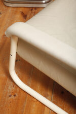 Masywny niski fotel wypoczynkowy w stylu Bauhaus na metalowej rurowej ramie obity białą/ecru skórą naturalną, projekt Jan des Bouvrie dla Gelderland, Model 4751, Holandia, lata 80. - obrazek 49