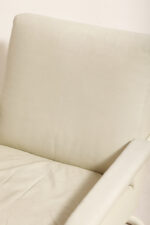 Masywny niski fotel wypoczynkowy w stylu Bauhaus na metalowej rurowej ramie obity białą/ecru skórą naturalną, projekt Jan des Bouvrie dla Gelderland, Model 4751, Holandia, lata 80. - obrazek 50