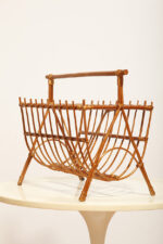 Drewniany lakierowany lekki ażurowy pleciony gazetnik /pojemnik lub stojak na gazety w stylu Mid Century Modern z jedną komorą użytkową , lata 70. - obrazek 5