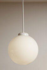 Lampa wisząca/sufitowa ze szklanym kloszem w kształcie mlecznobiałej kuli (30 cm średnicy) wiszącym na sztywnej metalowej białej rurce, Polska lata 70/80/90. - obrazek 22